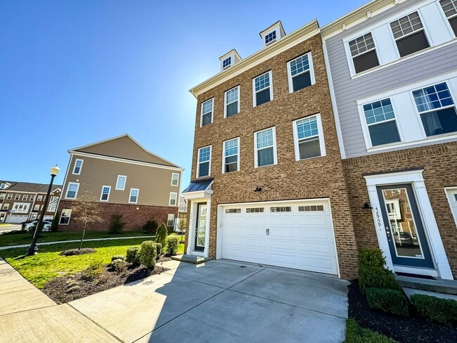 Building Photo - Stunning and Spacious 4 Bed 3.5 Bath End Unit Townhome In Highly Desired Goose Creek Club