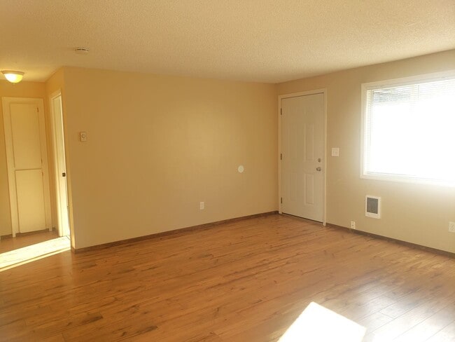 Building Photo - Inner SE Portland Duplex in Brooklyn!