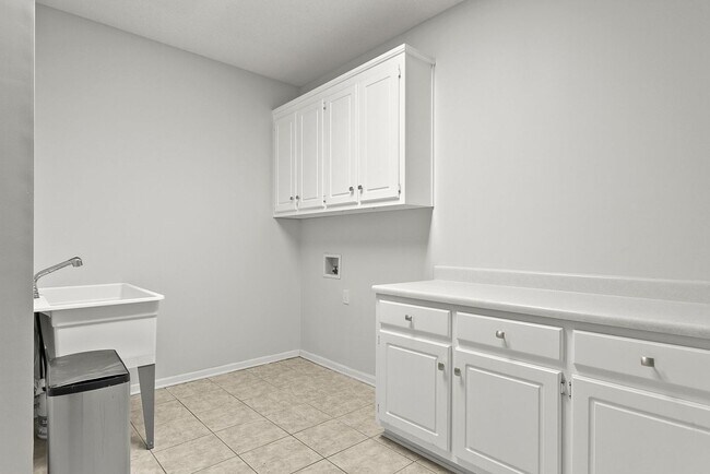 Building Photo - 10495 Royal Points Dr