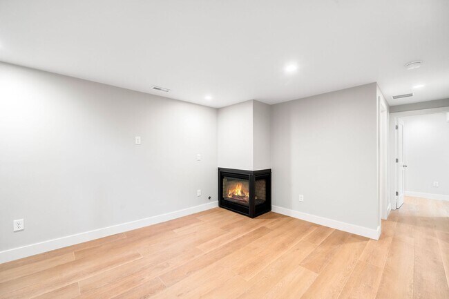 Building Photo - Remodeled 4BD, 3.5BA Home in South Park Hill with 2-Car Garage