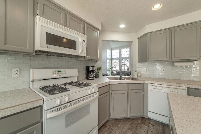 Building Photo - Beautiful Custom Home