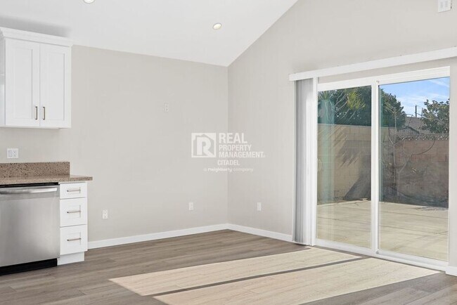 Building Photo - 996 S Siet Pl