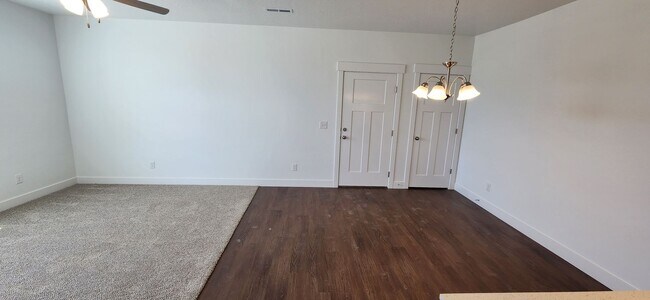 Building Photo - 6668 Twin Rocks Ln