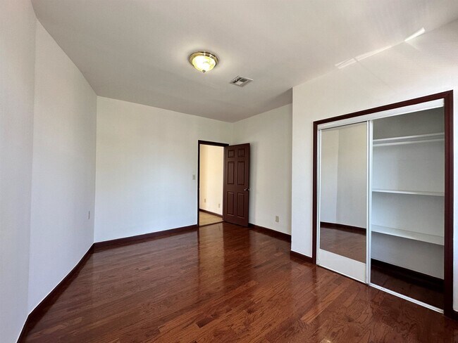 Building Photo - 125 Zabriskie St