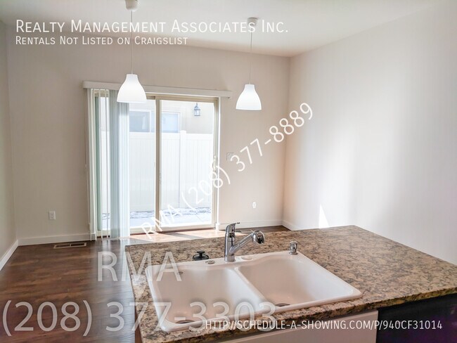 Building Photo - Gorgeous Townhouse Located in Meridian Nea...