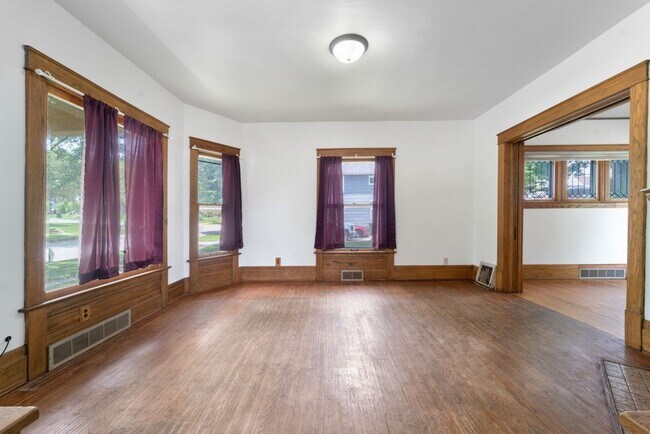 Building Photo - 513 W 22nd St