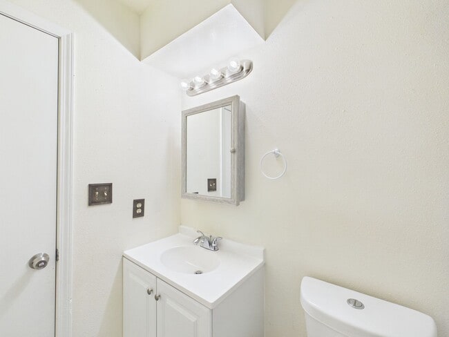 Building Photo - 3904 SW Parkridge Blvd