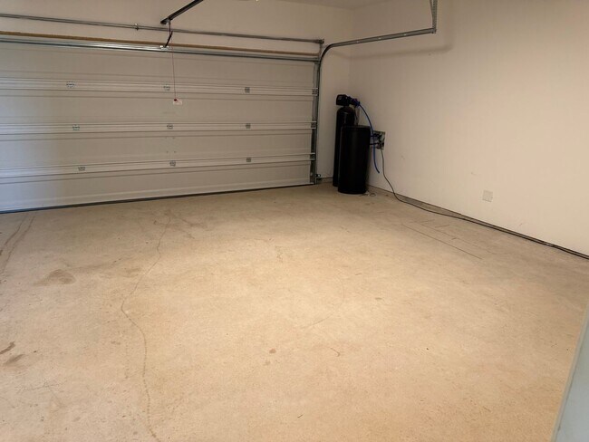 Building Photo - Move-In Ready 4BR with Private Yard & Fire Pit – Won’t Last!