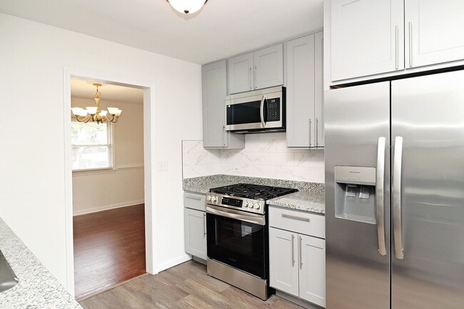 Building Photo - Newly Renovated One Level Downtown Residence