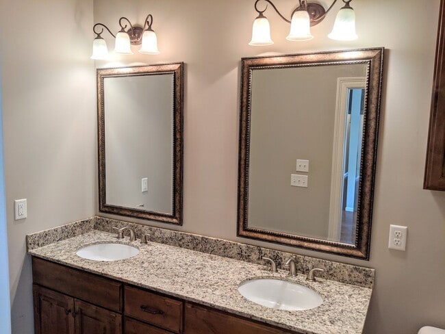 Building Photo - Beautiful Home in the CENTER of LAFAYETTE!!