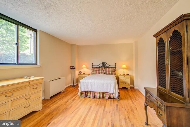 Primary bedroom (furniture to be cleared) - 118 Monroe St