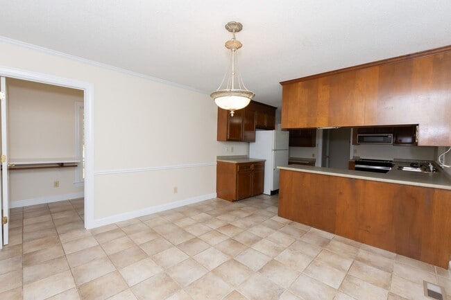 Building Photo - MOVE-IN READY $900 off first month