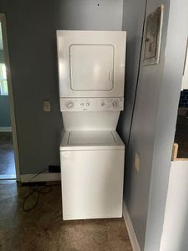 Building Photo - 4 bedroom 2 bath house in Henrico County! All appliances, laundry, central hvac, big yard