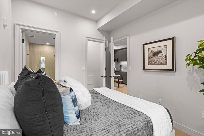 Building Photo - 2121 Ward Pl NW