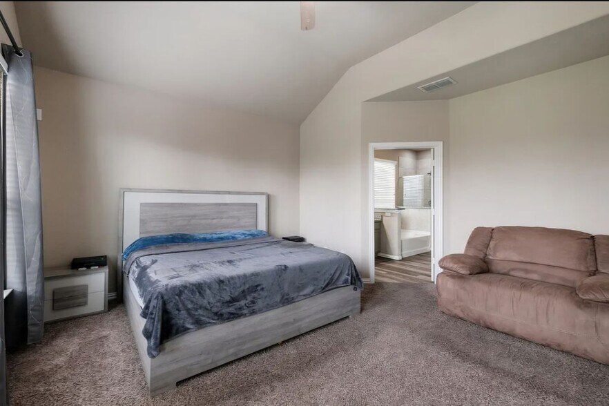 Building Photo - 8252 Breezy Cv