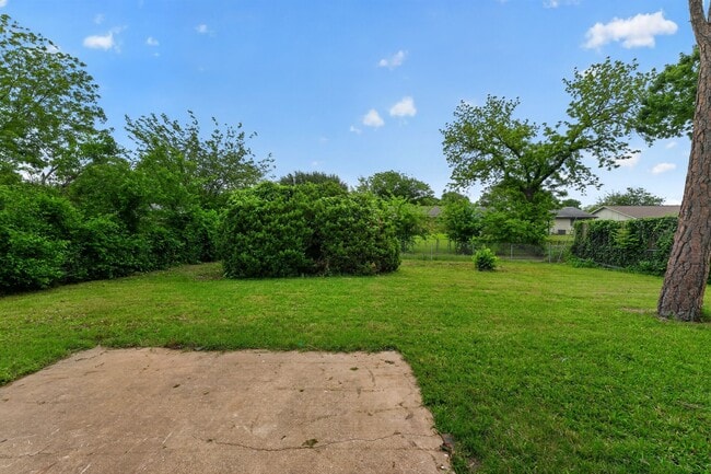 Building Photo - 302 Independence Dr