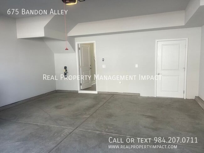 Building Photo - 675 Bandon Aly