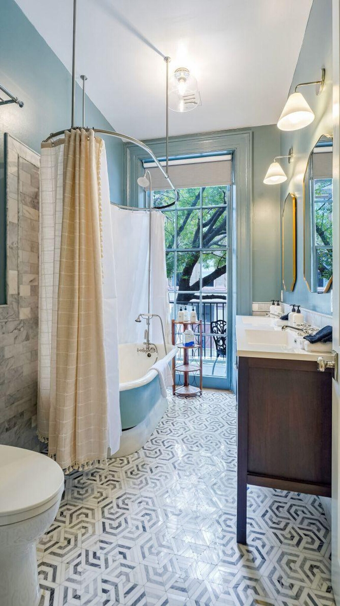 Building Photo - 604 Baronne St