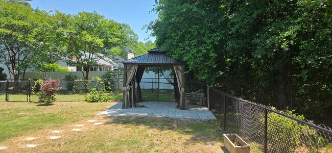 Building Photo - Nice Home with Many Amenities