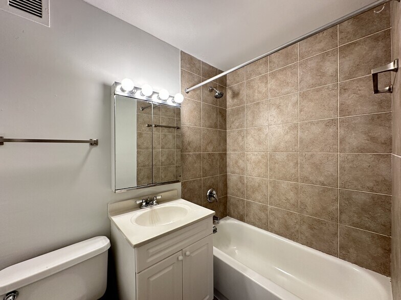 Building Photo - 1349 N Dearborn St