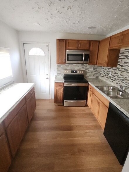 Primary Photo - 2540-2542-2542 Steele Ave