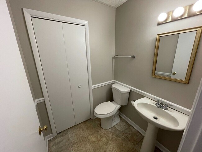 Building Photo - Fantastic 3 bedroom Raleigh Condo