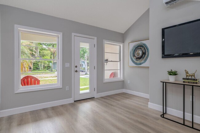 Building Photo - Adorable rental available in heart of Orlando !