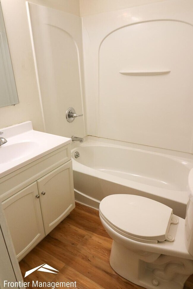 Building Photo - Charming Home  in a Quiet Community!