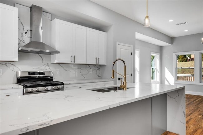 Building Photo - 2150 Essex Ave SW