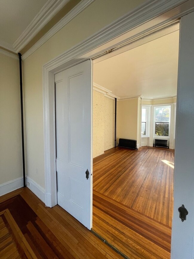 Building Photo - 4 Bedroom 2 Bathroom House with Stunning Hudson River Views