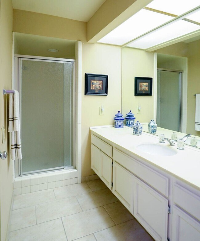 Building Photo - Beautifully Furnished Condo with Mountain Views