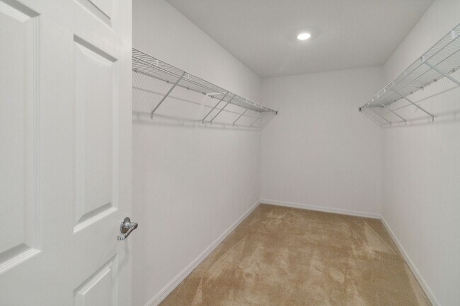 Building Photo - Like New 4/3 Townhome in Gated Community W/ Community Pool