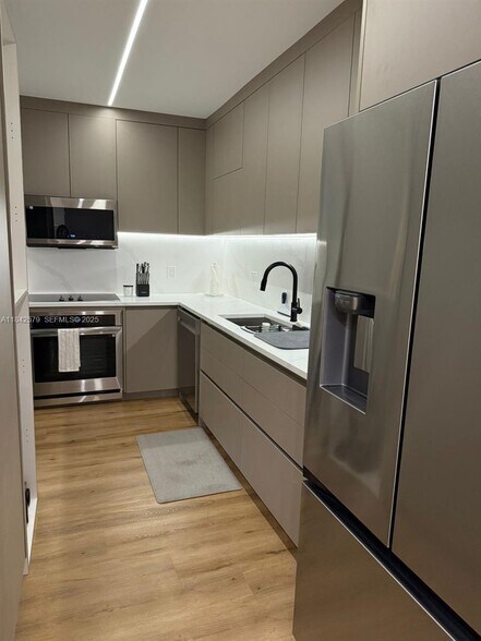 Building Photo - 10185 Collins Ave