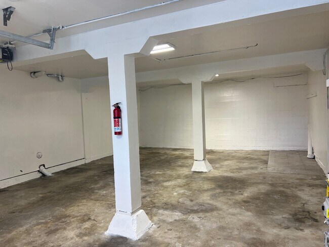 Building Photo - Light, bright & all NEW inside. Beautiful upgrades in this naturally bright 2 bd, 1 ba unit with ...
