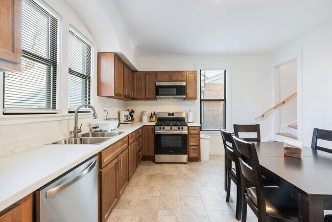 Building Photo - 3532 Greenwood Blvd