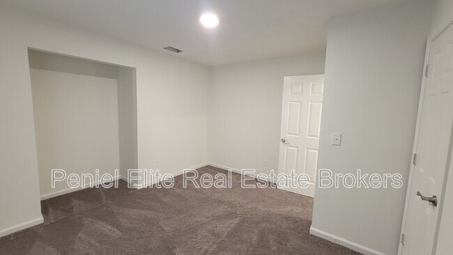 Building Photo - 3206 Diamond Blf