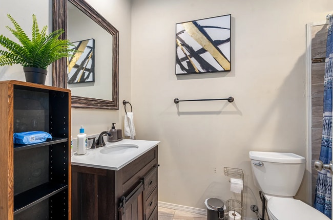 Building Photo - *Recently Updated 2BD/1BA Apartment availa...