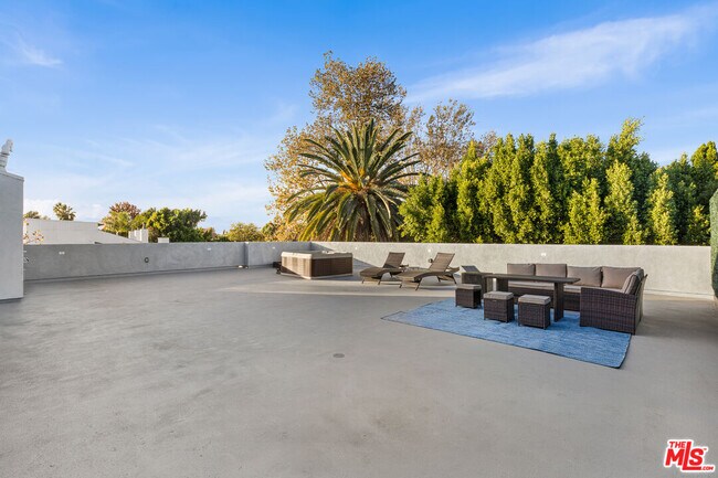 Building Photo - 4806 Sylmar Ave