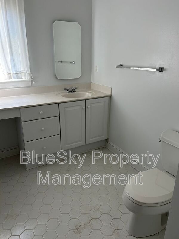 Building Photo - 492 Ednam Cir