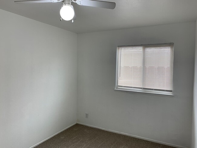 Building Photo - Super clean and move-in ready 3 Bedroom, 2 Bath!!