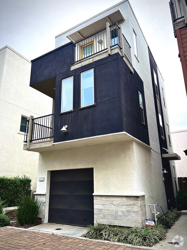 Building Photo - Beautiful 2 bedroom 2.5 bath three story c...