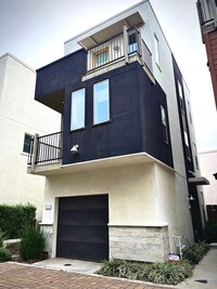 Building Photo - Beautiful 2 bedroom 2.5 bath three story c...