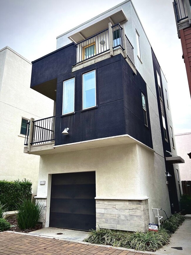 Building Photo - Beautiful 2 bedroom 2.5 bath three story condo!!