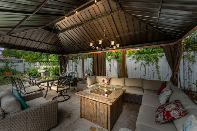 Building Photo - 4017 Monroe St