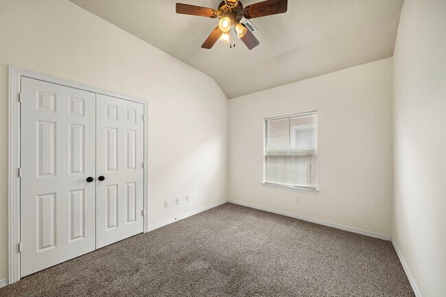 Building Photo - 18319 Hillingdon Ln