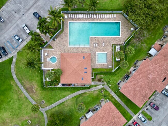 Building Photo - 10008 Twin Lakes Dr