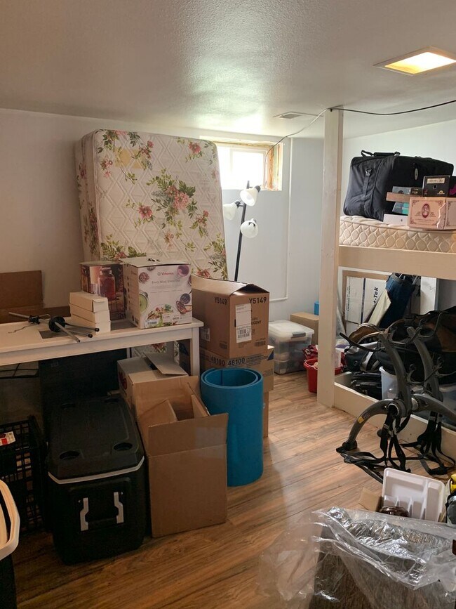 Building Photo - Ranch Style Farm House!