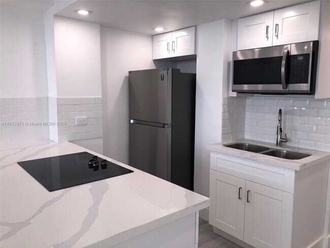 Building Photo - 905 Brickell Bay Dr