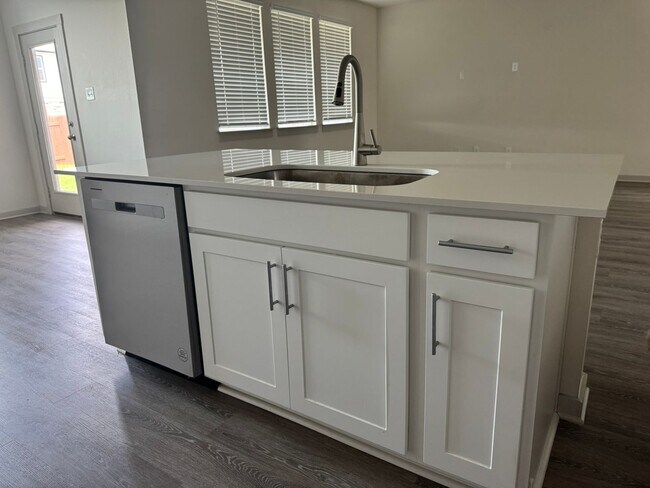 Building Photo - Ready for move-in! Spacious 4-bedroom, 3-b...