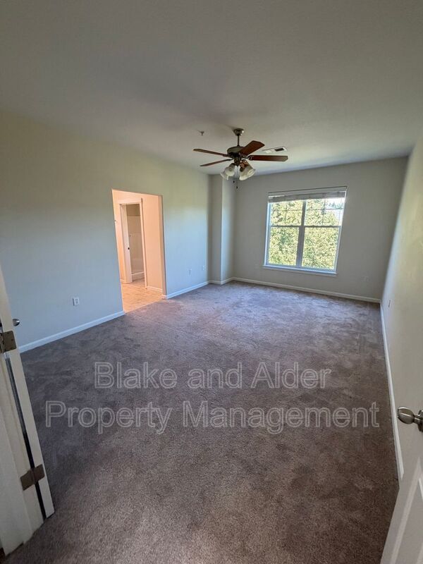 Building Photo - 10805 NE Red Wing Way